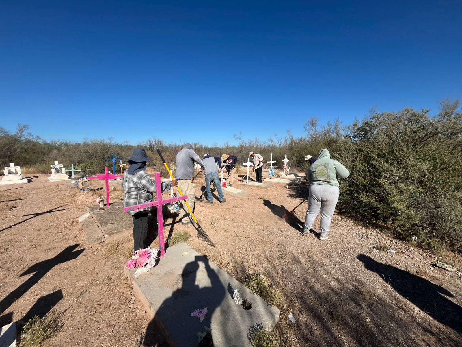 Gobierno Municipal atiende panteones en comunidades rurales de Camargo en preparación para el Día de Muertos