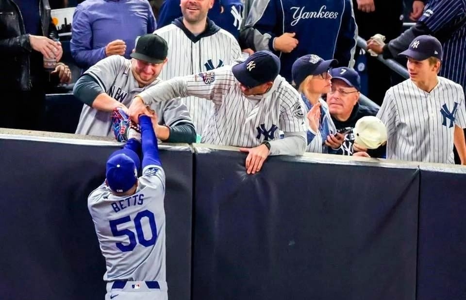 Video.- Fans Yankees que forcejearon con Betts, vetados del Juego 5