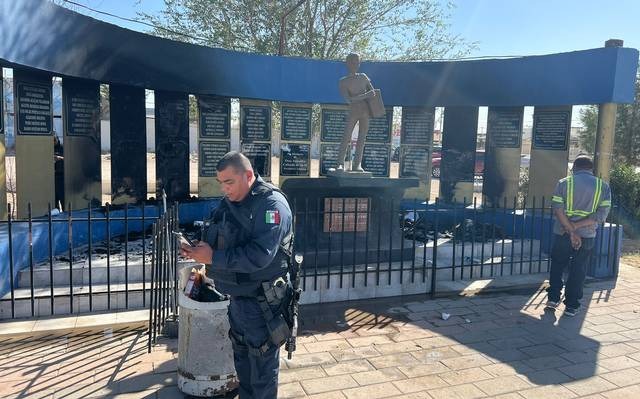 Hombre incendia placas del Monumento al Periodista en Juárez; montan operativo de búsqueda