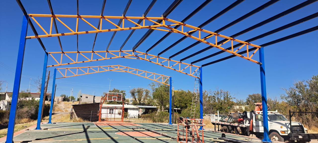 Avanza la construcción de la techumbre en la escuela Manuel Ojinaga de Estación La Cruz