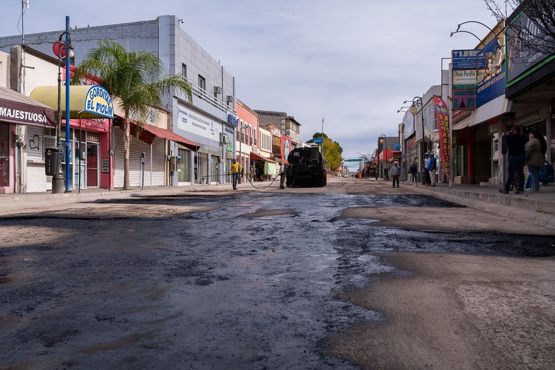 Previo a la pavimentación, inician trabajos de renivelación en la calle Guerrero, con el fin de abrir a la circulación