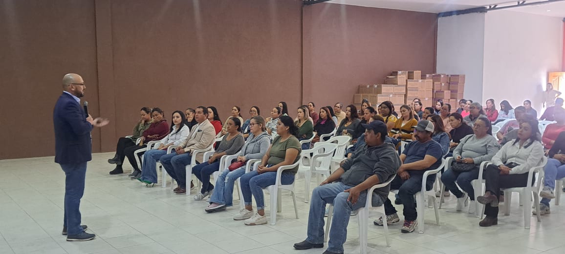 Plática sobre paternidad y maternidad responsable en La Cruz; DIF Municipal y CEDH impulsan formación para padres de familia