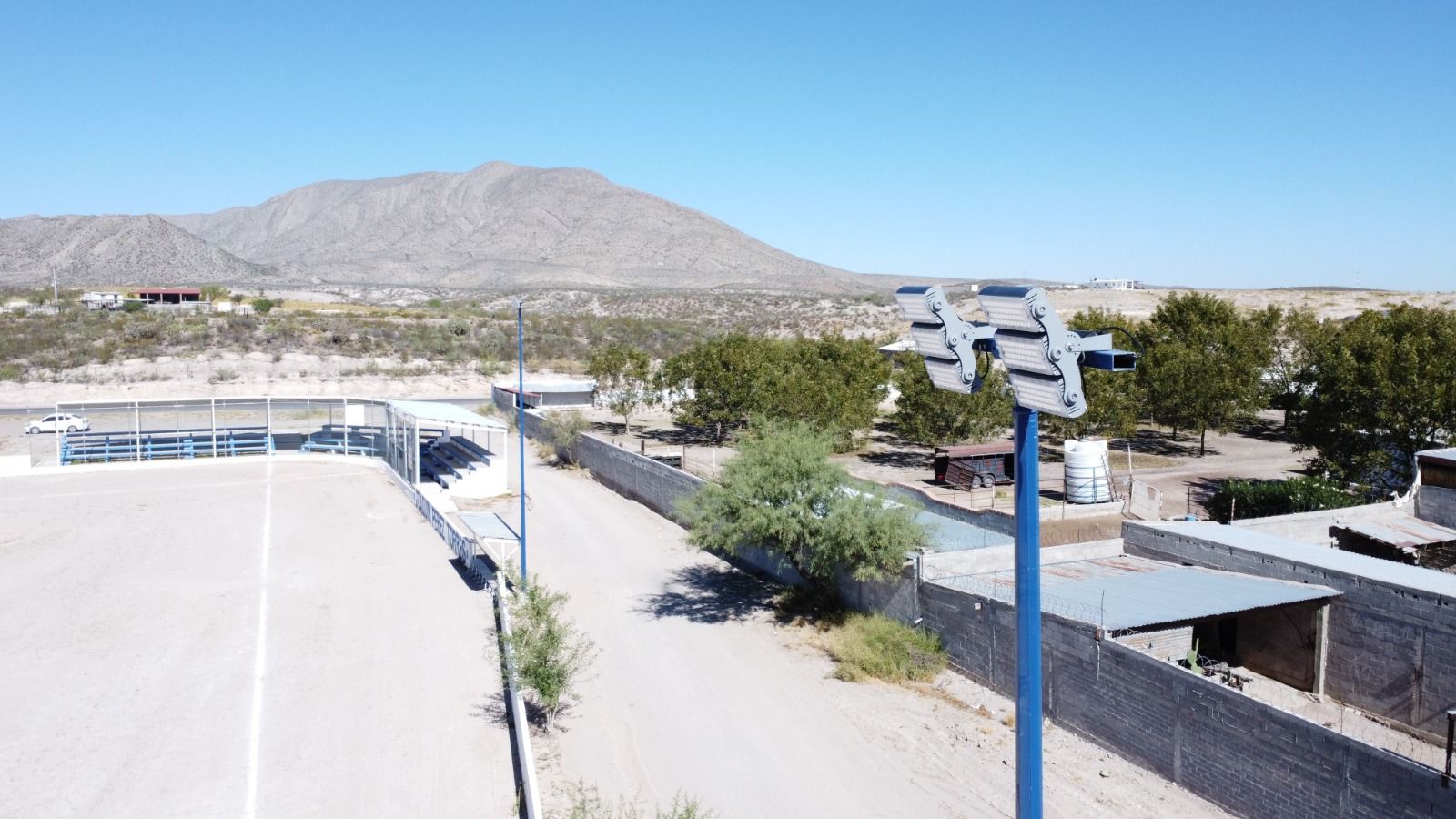 Gobierno Municipal de Camargo avanza en la iluminación y construcción de baños en estadios de Las Pilas y Pascualeño