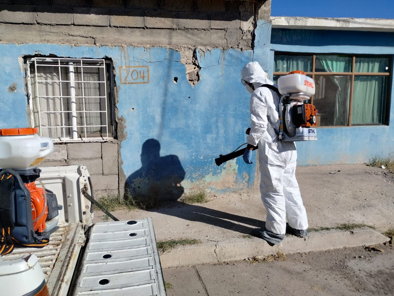 Gobierno Municipal y Jurisdicción Sanitaria refuerzan campaña de descacharrización y fumigación en colonias de Camargo