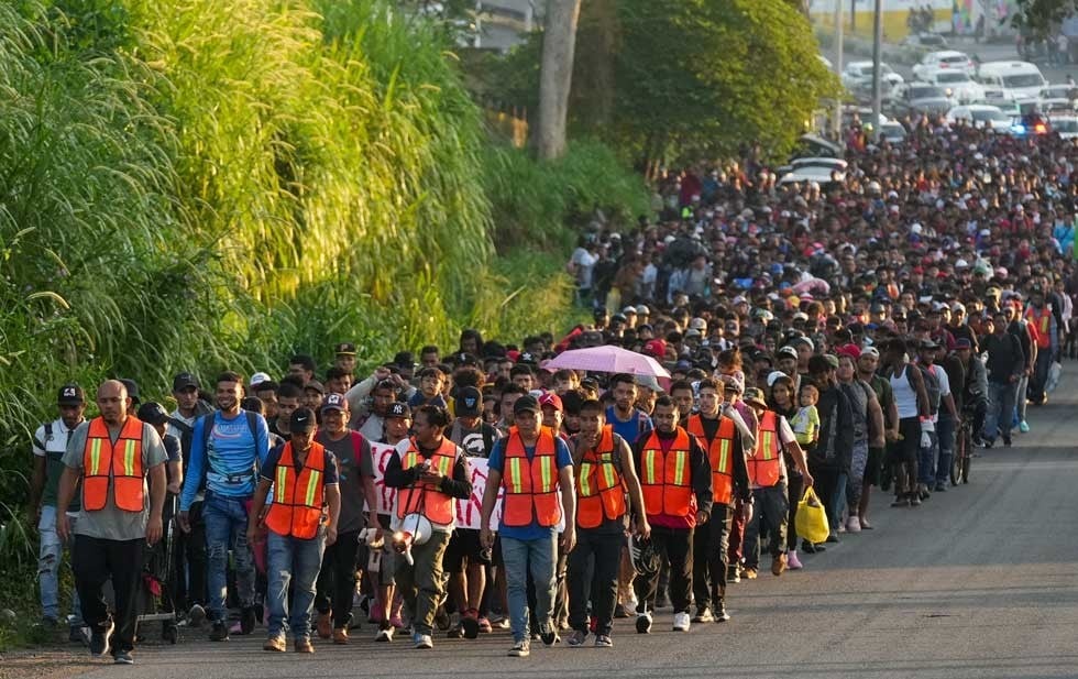 Marchan cerca de 2 mil 500 migrantes hacia el norte desde el sur de México