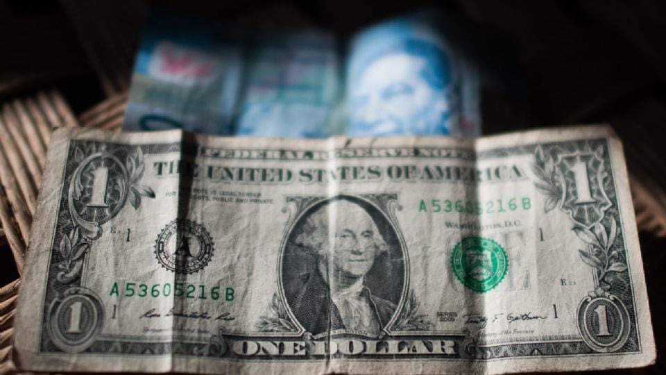 Peso llega a 20.28 unidades y alcanza su peor nivel en más de dos años