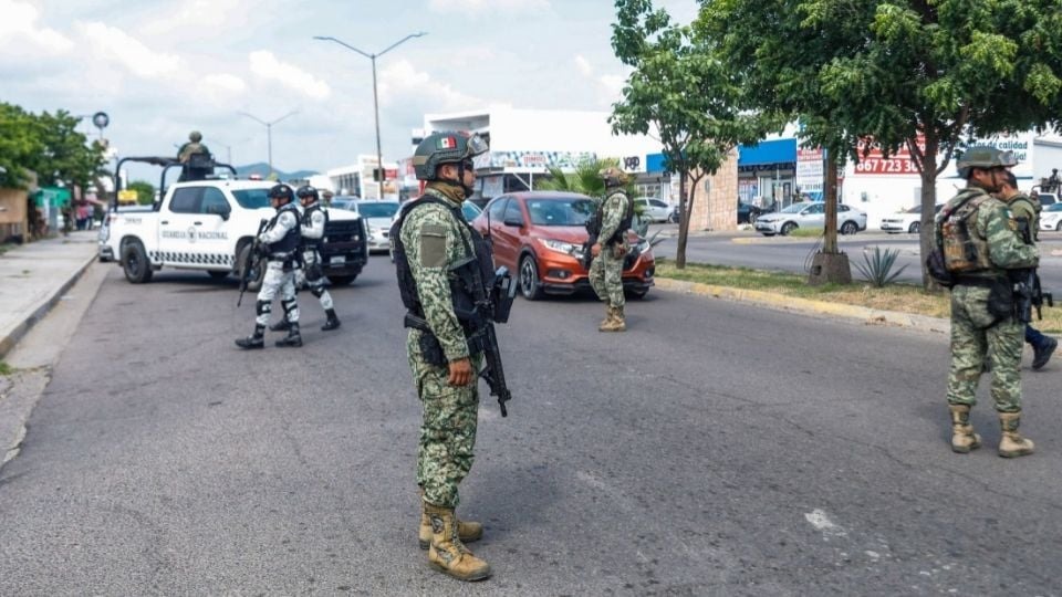 Violencia en Sinaloa: roban banco en Culiacán, hallan cuatro cuerpos y reportan camionetas militares falsas