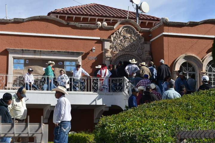 «¡Ayúdenos, el campo está desesperado!»: Toman campesinos las oficinas del Bienestar Delegación Chihuahua