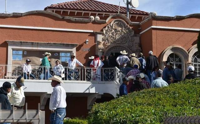 Instalan campesinos un campamento permanente en oficinas del Bienestar Delegación Chihuahua