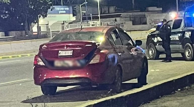 Dejan cuerpo en cajuela de carro con mensaje frente a penal de Tabasco