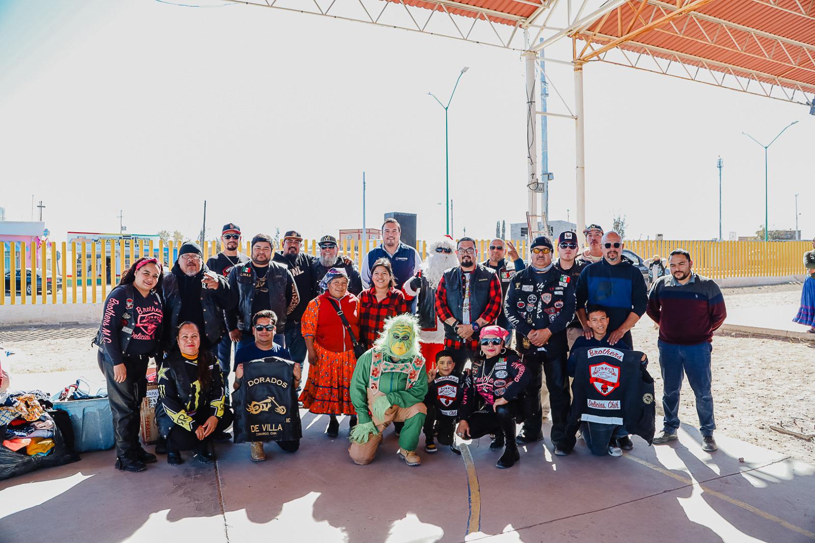 Gobierno Municipal, regidores y clubes de motos llevan alegría y espíritu navideño a niñas y niños rarámuris.