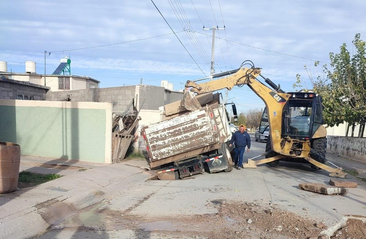 Socavón en Cuatro Milpas: fugas de agua por reconexiones ilegales causan daños en sistema de la JMAS