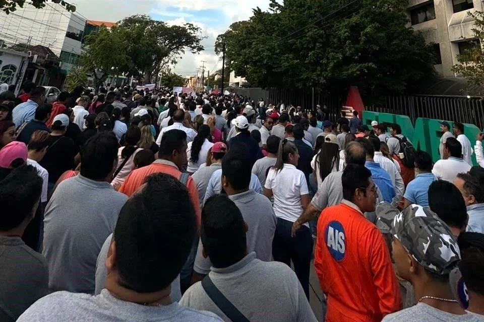 Marchan empresarios en Campeche por adeudos de Pemex