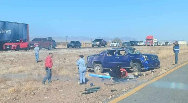 Fatal volcadura en carretera a Juárez; reportan fallecido