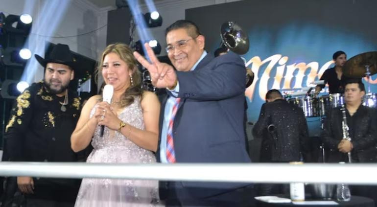 Exhiben a alcalde de Ecatepec por súper XV años con «El Mimoso»