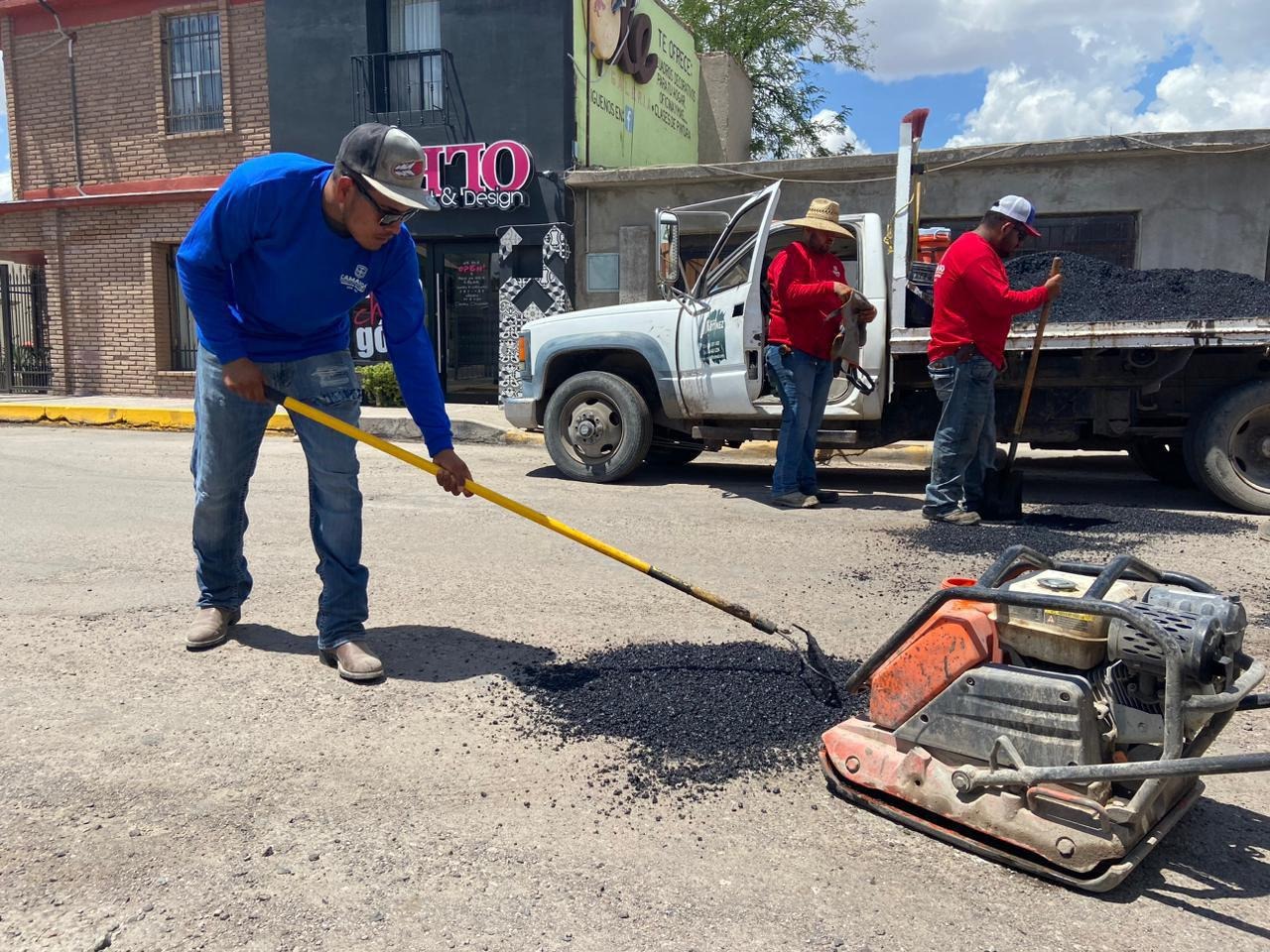 Mantiene Gobierno Municipal atención a vialidades con cuadrillas de bacheo