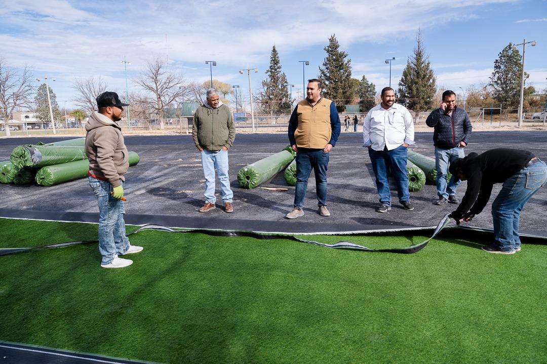 Municipio de Camargo inicia la colocación de pasto sintético en la cancha de la deportiva Luis Jaramillo