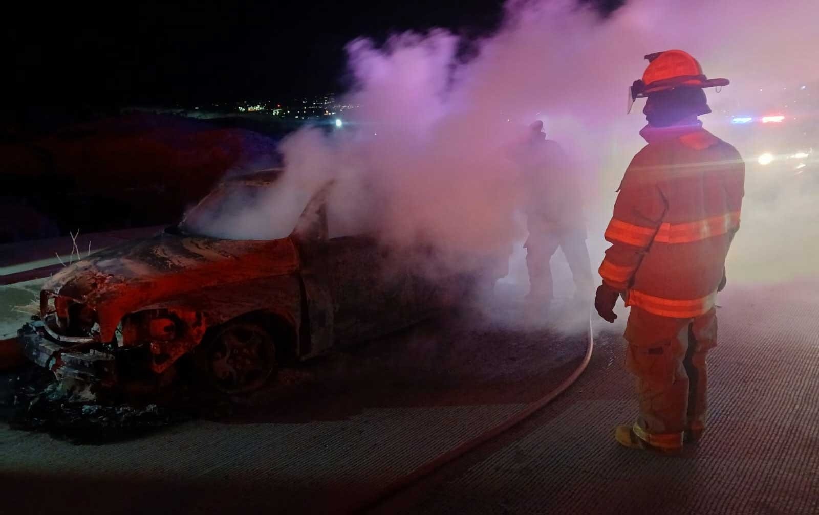 Apagan auto en llamas y descubren cadáver en la cajuela