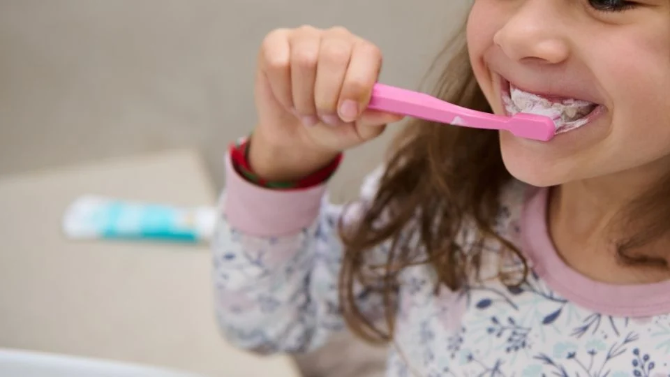 Denuncian a Crest y Colgate por presencia de flúor en pastas de dientes y enjuagues bucales para niños