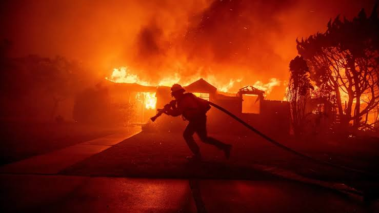 Al menos trece desaparecidos en los incendios de Los Ángeles, que dejan once muertos