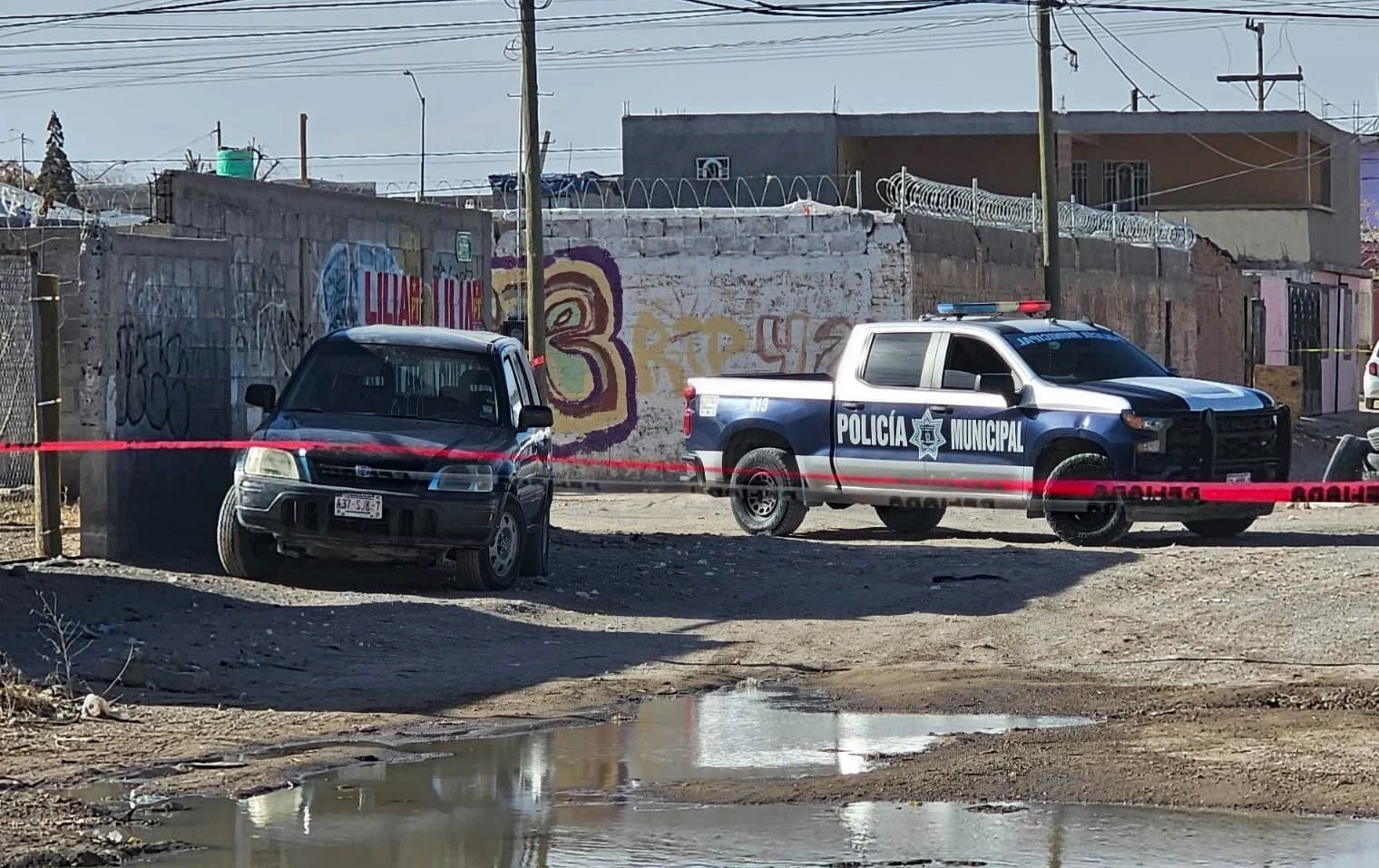 Dejan camioneta con dos cuerpos cerca de donde ejecutaron a uno