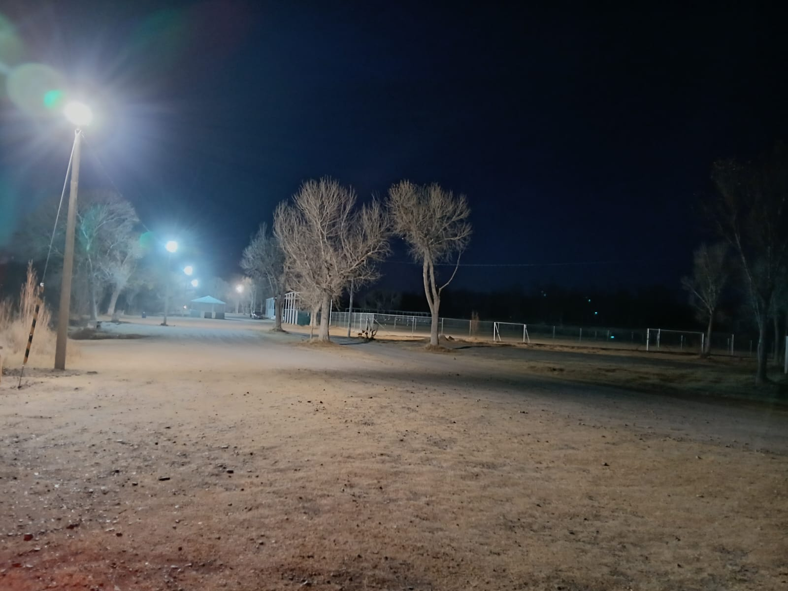 Mejora municipio iluminación en deportiva Chelín Loya; instalan luminarias LED