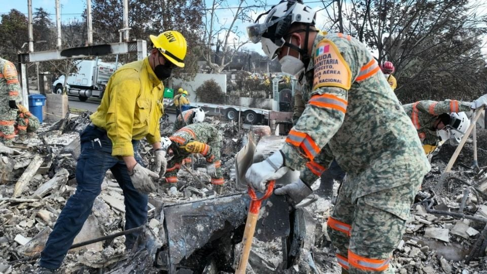 Mexicanos continúan en labores de contención de incendios en California: trabajan en el mapeo y retiro de escombros