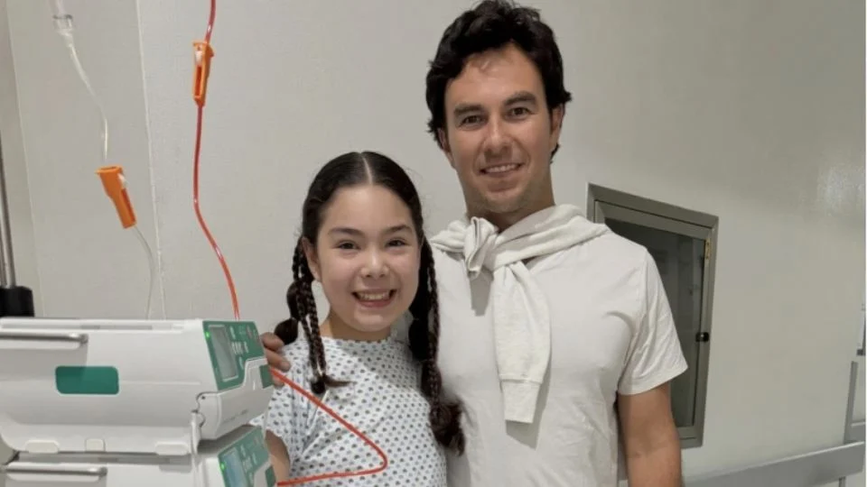 Checo Pérez muestra su lado humano y cumple el sueño de una niña al visitarla en el hospital