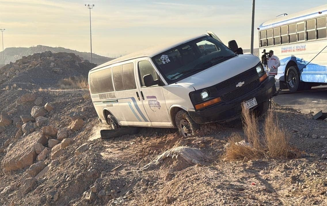 Se sale del camino transporte de personal y casi cae a barranco