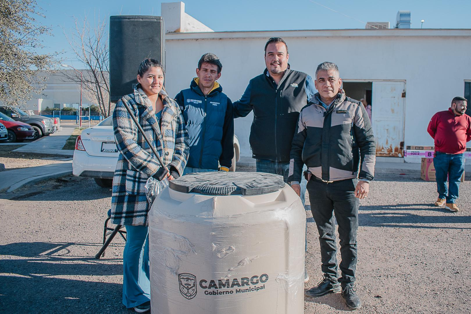 “Seguimos impulsando la calidad de vida de las familias”: Jorge Aldana entrega boilers solares y tinacos a bajo costo