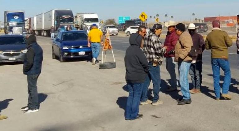 Bloquean lecheros carretera a Delicias; exigen pagos a Liconsa