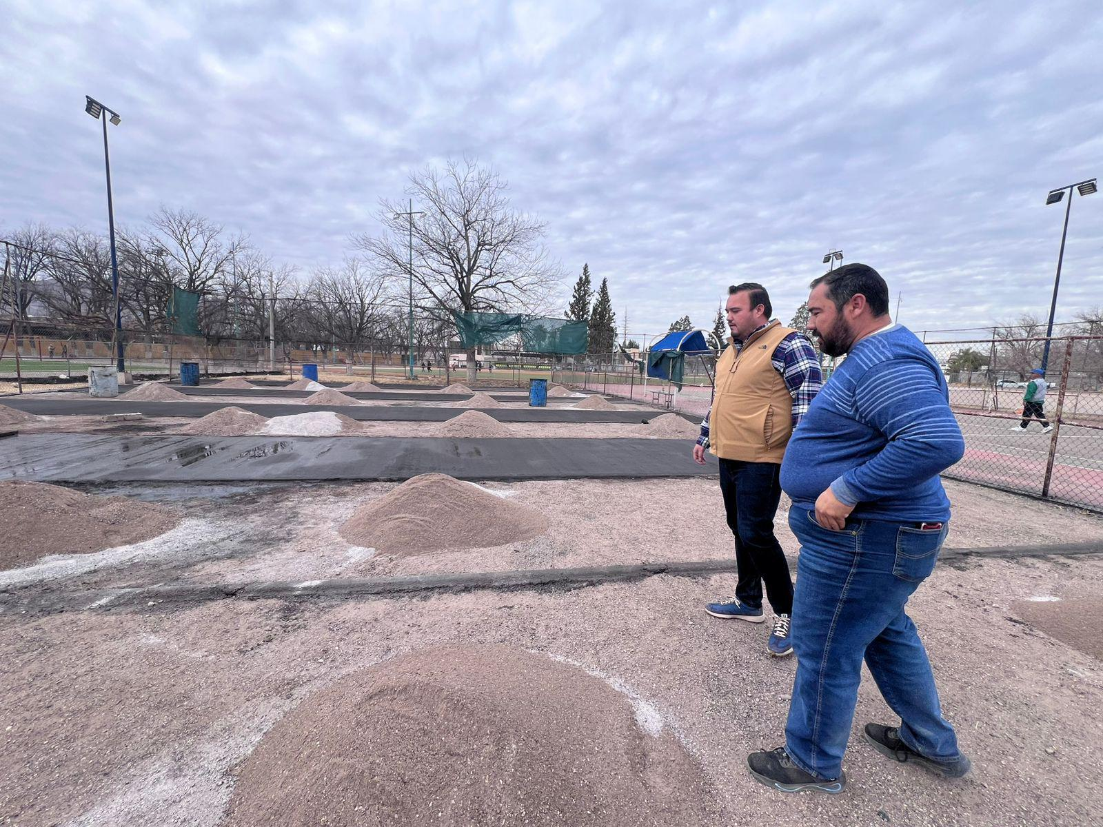 Supervisa Jorge Aldana construcción de la cancha de tenis en la deportiva Luis Jaramillo.