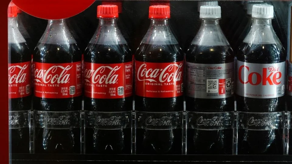 Retiran lotes de Coca-Cola en Europa por riesgo químico: registran niveles inusuales de clorato