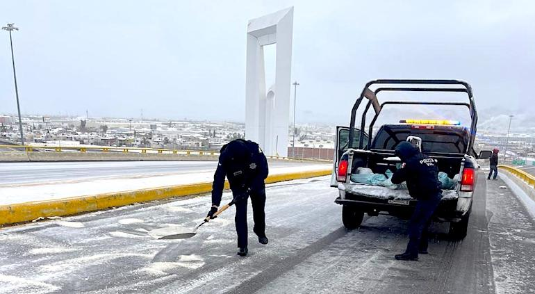 Paraliza nieve la ciudad, cierran puentes y calles