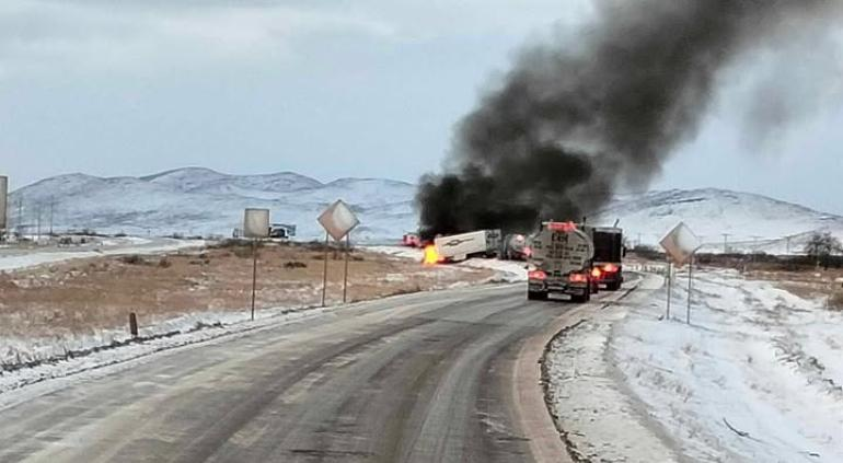 Hielo provoca encontronazo entre trailers y pipa en carretera Juárez