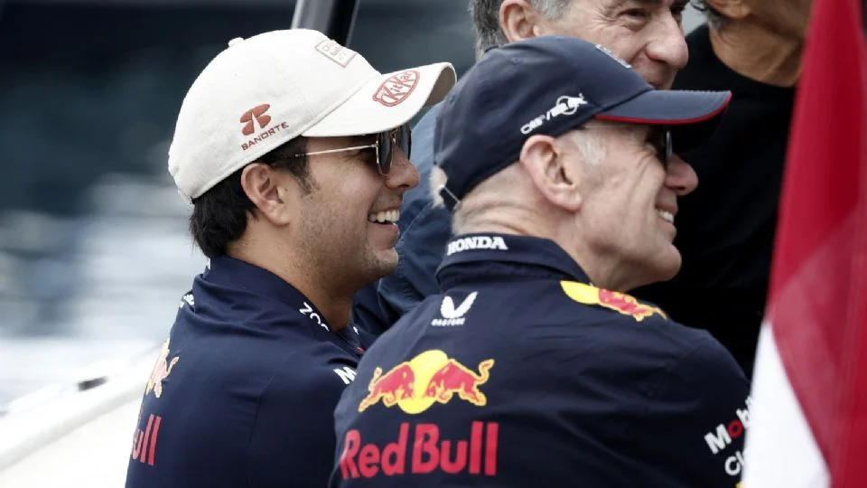Checo Pérez pagó por los errores de Red Bull, asegura el diseñador Adrian Newey: “A muchos no les preocupó que el coche no se pudiera conducir”