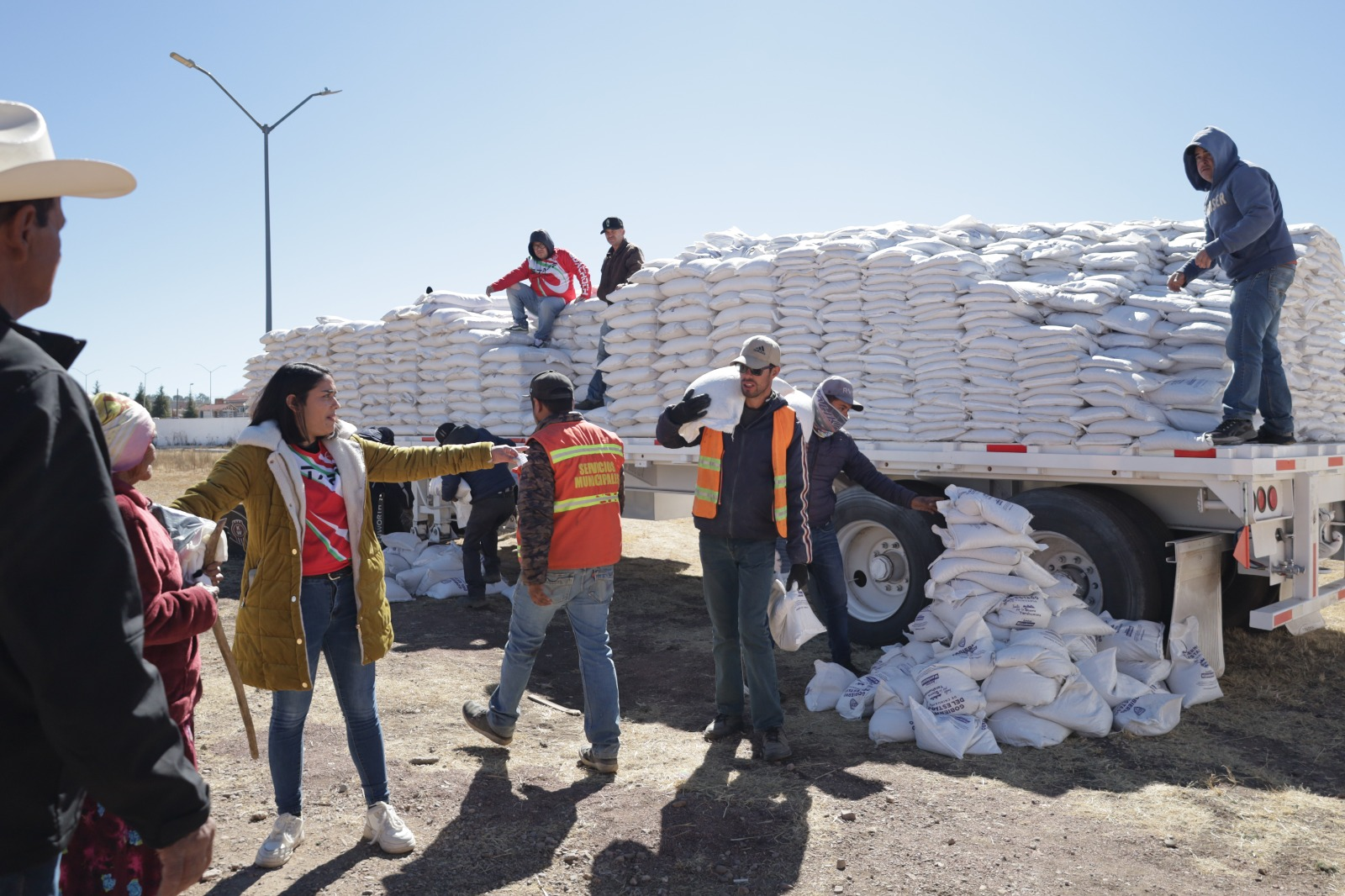 Benefician a más de 3 mil habitantes de Guachochi con 2 mil 500 chamarras y 120 toneladas de maíz y frijol