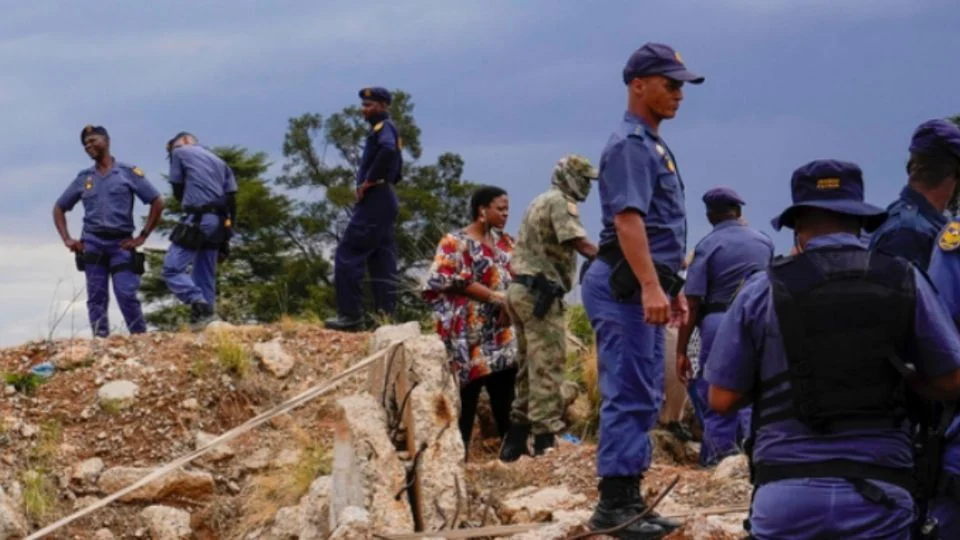 Rescatan a ocho sobrevivientes de mina ilegal en Sudáfrica y recuperan seis cadáveres