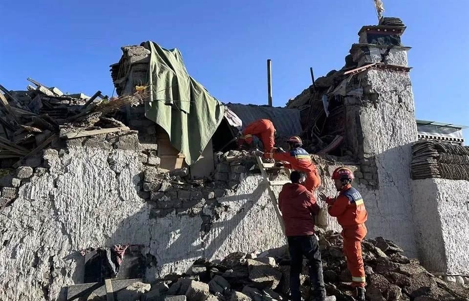 Suman 95 muertos por sismo en zona china del Tíbet