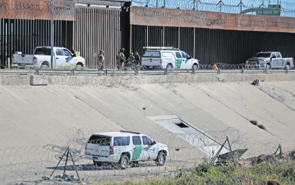 Video.- Iluminaban el túnel con toma clandestina