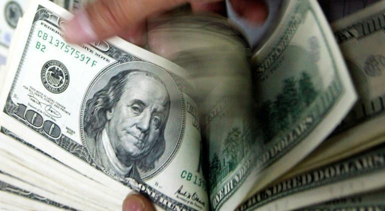 Dólar estable ante el peso en ventanillas este viernes; así cotizó hoy