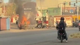 Vídeo.- Arde camioneta cuando se dirigía a una obra