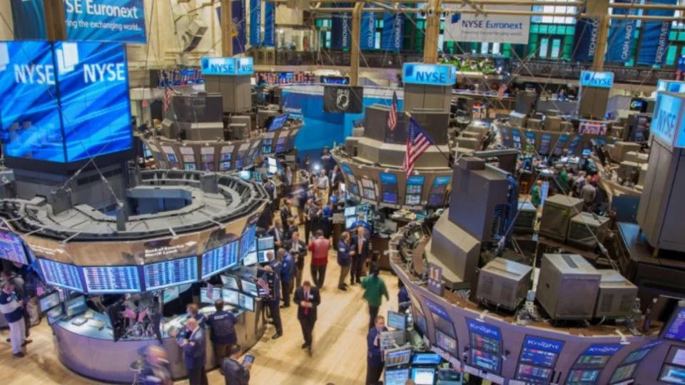 Aranceles de Trump golpean a Wall Street: Nasdaq, semiconductores y bienes registran pérdidas