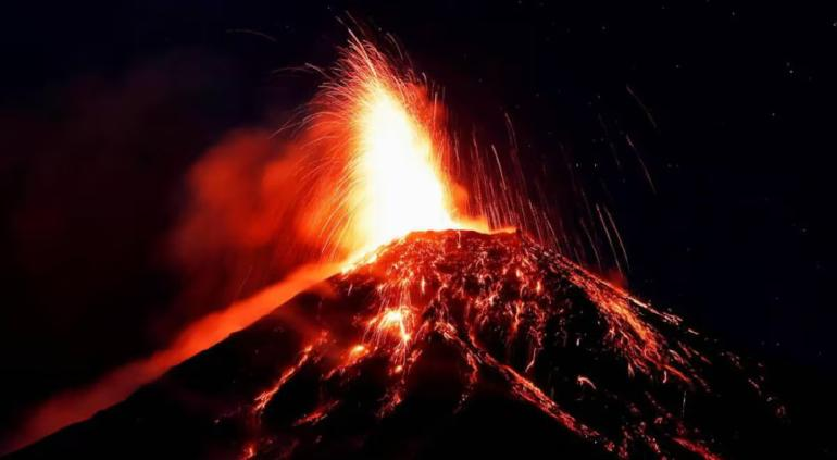 Guatemala en alerta naranja por erupción de Volcán de Fuego