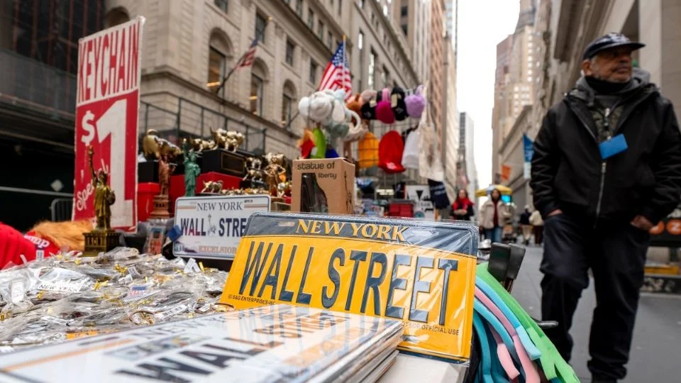 Wall Street cierra mixto tras caída de inflación en EU; Nasdaq repunta un 1.22%