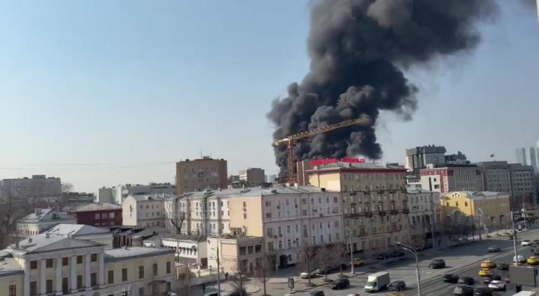 Fuerte incendio en departamentos de lujo en Moscú