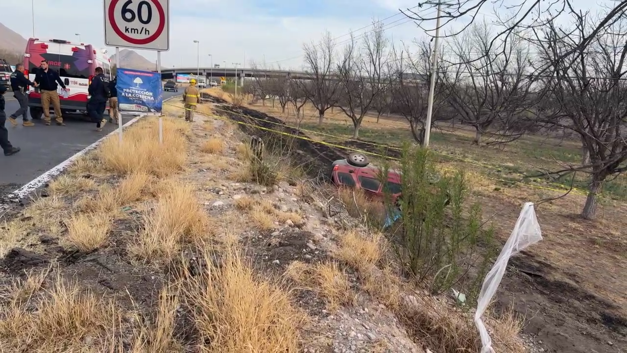 Hombre vuelca y fallece en carretera Camargo-Delicias