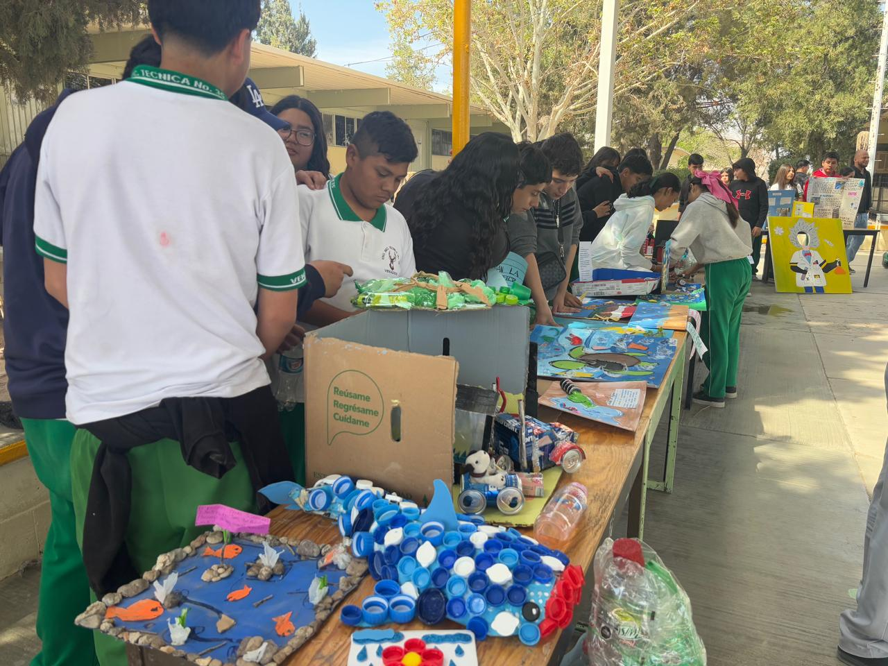 Alumnos de la Secundaria Técnica 35 de Camargo celebran el Día Mundial del Agua con caminata y proyectos