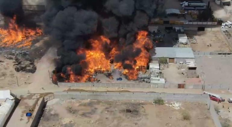 Despliegan 33 bomberos, 10 pipas; cortan luz en zona de la tarimera