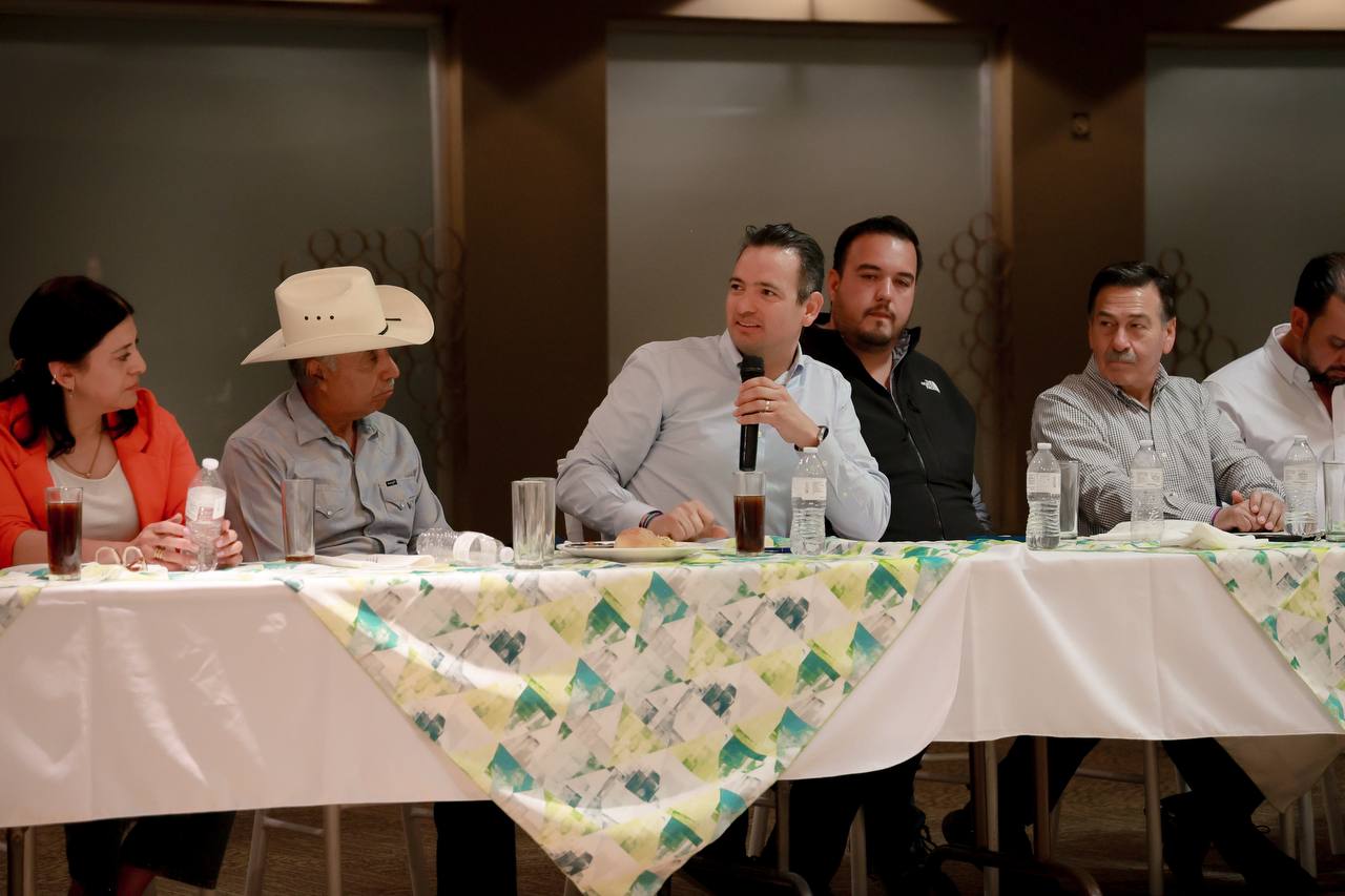 Comparte alcalde Marco Bonilla políticas de Chihuahua ante empresarios de Camargo